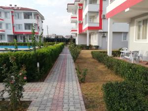 einen Backsteinweg vor einem Gebäude in der Unterkunft Dalaman Airport Daltur Aparts in Dalaman