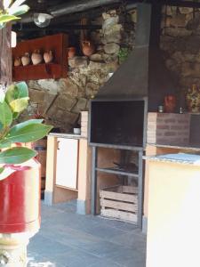 een keuken met een fornuis en een aanrecht bij Casa rural La Media Legua in Villoslada de Cameros