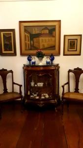 una stanza con due sedie e un tavolo con uno specchio di Pousada Guignard a Ouro Preto