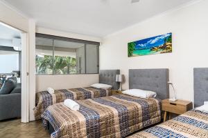 Tempat tidur dalam kamar di Rainbow Bay Resort Holiday Apartments