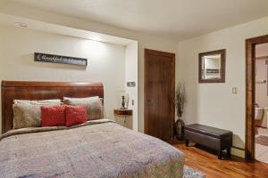 um quarto com uma cama grande e almofadas vermelhas em Gamble Oak #778 em Durango