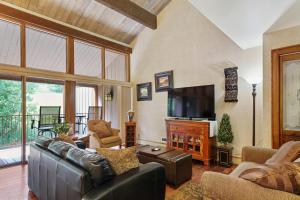 uma sala de estar com um sofá e uma televisão de ecrã plano em Gamble Oak #778 em Durango