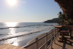 uma vista para a praia a partir de uma varanda do resort em Olas Permanentes El Zonte em El Zonte
