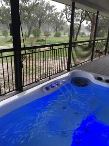 Bazén v ubytování Bella Vista Stanthorpe nebo v jeho okolí