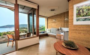 cocina y comedor con vistas al océano en Sheoaks, en Stokes Bay