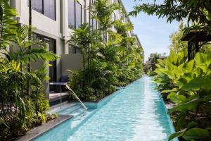 Bazén v ubytování Four Points by Sheraton Phuket Patong Beach Resort nebo v jeho okolí