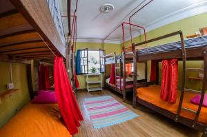 Divstāvu gulta vai divstāvu gultas numurā naktsmītnē Arequipay Hostel