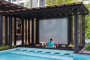 Bazén v ubytování Four Points by Sheraton Phuket Patong Beach Resort nebo v jeho okolí