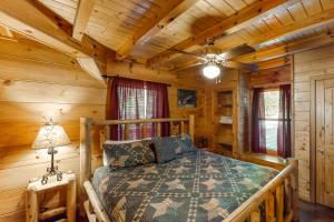 una camera con un letto in una baita di tronchi di A Bearz Haven a Sevierville