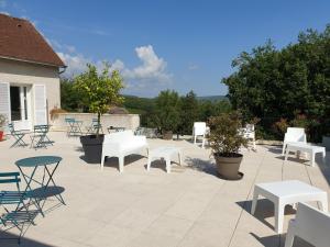 a group of tables and chairs on a patio at Les Tonneaux Bourguignons du Carré Saint Pierre in Marey-lès-Fussey