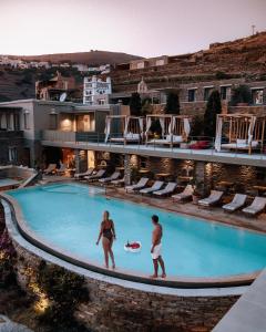 Bazén v ubytování Aeolis Tinos Suites nebo v jeho okolí