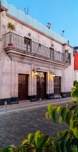 a building with a balcony on top of it at La Casa de Margott in Arequipa