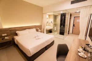 um quarto de hotel com uma cama e uma casa de banho em D&F BOUTIQUE HOTEL SEREMBAN 2 em Seremban