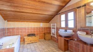 Bilik mandi di Madame Vacances Les Chalets de l'Altiport +59 gambar