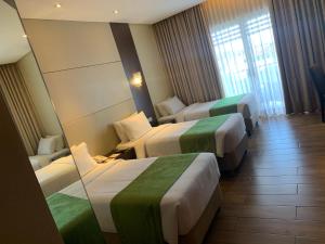 大雅台的住宿－Hotel Monticello Tagaytay，酒店客房,设有两张床和镜子