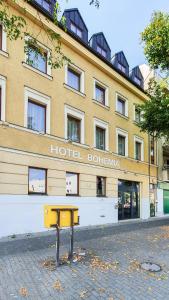 un edificio de hotel con un cartel en la parte delantera en Hotel Bohemia en Berlín