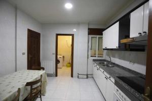 Kuchyň nebo kuchyňský kout v ubytování Apartamento de 4 habitaciones en el Centro de Monforte