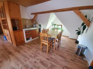 eine Küche mit einem Tisch und Stühlen im Zimmer in der Unterkunft Farma Malenice in Malenitz