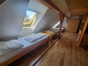 Zimmer mit 2 Betten und einem Fenster in der Unterkunft Farma Malenice in Malenitz
