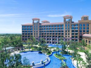 岳陽的住宿－岳阳铂尔曼酒店，享有度假村的空中景致,设有大型游泳池。