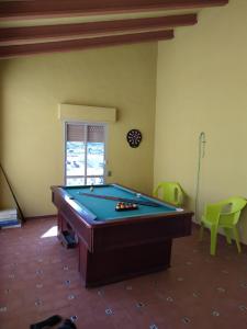 una camera con tavolo da biliardo di Casa MarTa a Chella