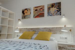Posteľ alebo postele v izbe v ubytovaní Marqués de Guadiaro 1 Apartamentos
