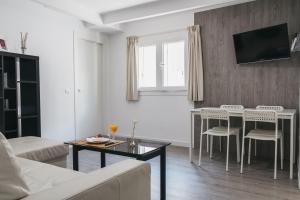 Televízia a/alebo spoločenská miestnosť v ubytovaní Marqués de Guadiaro 1 Apartamentos