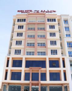 - une vue sur la façade de l'hôtel dans l'établissement Roza Hotel Apartments, à Mascate