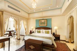Taj Fateh Prakash Palace Udaipur客房内的一张或多张床位