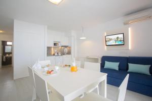 Televízia a/alebo spoločenská miestnosť v ubytovaní Plazamar Serenity Resort