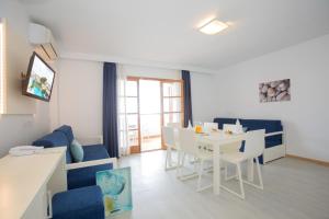 - un salon avec une table et des chaises blanches dans l'établissement Plazamar Serenity Resort, à Santa Ponsa