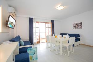 Televízia a/alebo spoločenská miestnosť v ubytovaní Plazamar Serenity Resort