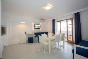 Televízia a/alebo spoločenská miestnosť v ubytovaní Plazamar Serenity Resort
