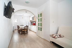 uma sala de estar com um sofá e uma sala de jantar em Anna Guesthouse em Lunca de Sus