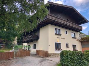 Casa blanca con techo de madera en Apartment Edelweiss en Zell am See