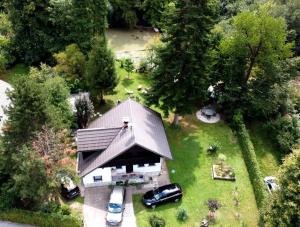 una vista aérea de una casa con techo en River house HRIB, en Preddvor