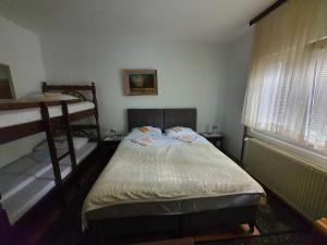Un pat sau paturi într-o cameră la Guest Accommodation Bakic