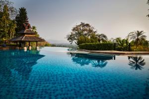 Kolam renang di atau dekat dengan Anantara Golden Triangle Elephant Camp & Resort