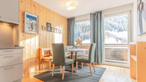 eine Küche und ein Esszimmer mit einem Tisch und Stühlen in der Unterkunft Appartement Berge in Sankt Anton am Arlberg