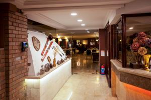 un vestíbulo de un restaurante con esquís en la pared en Boyuguzel Termal Hotel, en Bursa