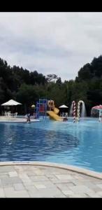 uma piscina com um parque aquático com um escorrega aquático em Barra de São Miguel Quarto e sala ILOA 104S na Barra de São Miguel