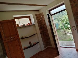 a hallway with a door and a window with a view at Ca Giacomo in Tresana