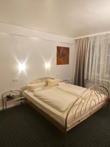 ein Schlafzimmer mit einem großen Bett mit weißer Bettwäsche in der Unterkunft Luise City - An der Philharmonie in Essen