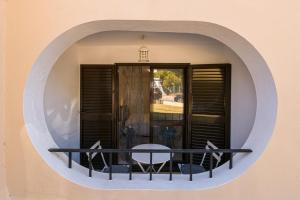 uma janela redonda com uma mesa e cadeiras numa varanda em Maeva Apartament em Lagoa