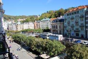miasto z budynkami i pociągiem na moście w obiekcie Apartman Sylva na Staré Louce 42 w Karlowych Warach
