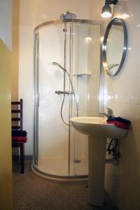 ein Bad mit einer Dusche und einem Waschbecken in der Unterkunft Appartamento Conte Rosso in Turin