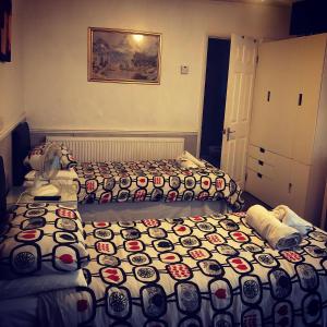 a bedroom with two beds in a room at Waterside Bed and Breakfast in Hillingdon