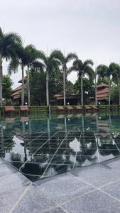 Bazén v ubytování Ruenpruksa Resort nebo v jeho okolí