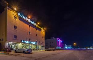المهيدب النرجس في الرياض: مبنى فيه سيارة متوقفة أمامه في الليل