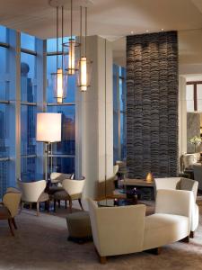 Khu vực ghế ngồi tại Jen Hong Kong by Shangri-La